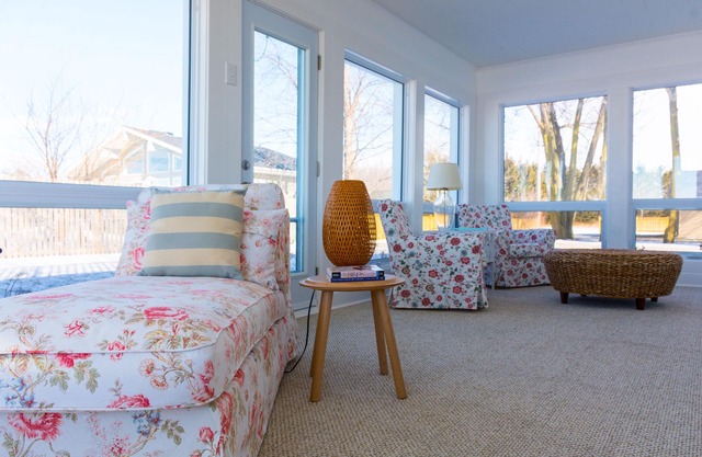 'PELEE SHORES' Point Pelee Lakefront Vacation Cottage