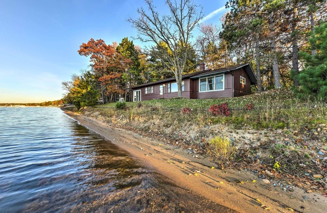 Pelican Lake Cabin: Private Beach + Scenic Sunsets