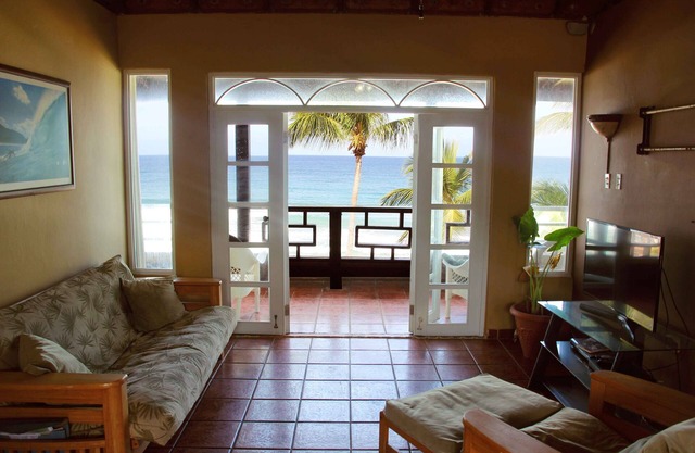 Pelican Point BEACHFRONT PENTHOUSE centered on Sandy Beach & Surf
