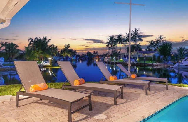 Pelican Point - Waterfront Villa with View, Pool & Boat Rental