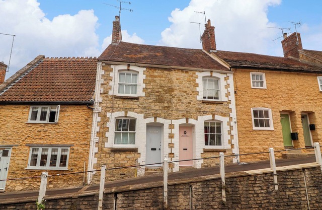 PENDENNIS, family friendly, with a garden in Sherborne