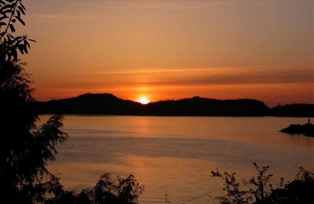 Pender Island Oceanfront Cottage with Private Beach Access & Awesome Sunsets
