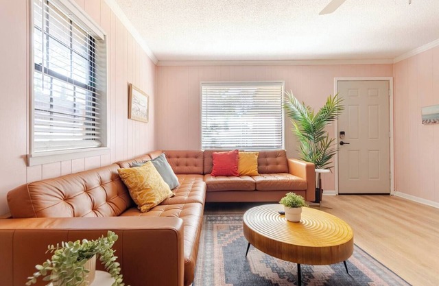 Pensacola Cottage - King Bed - Mins. from Beaches & Downtown - Pet Friendly