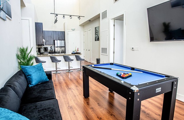 "Pent House 14"Free Parking 420 FRIENDLY ,Pool Table, 2BD 2 BA