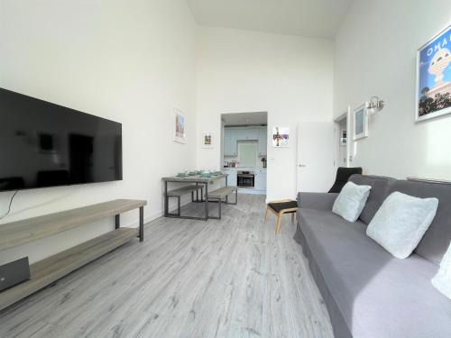 Penthouse Apartment w/Parking