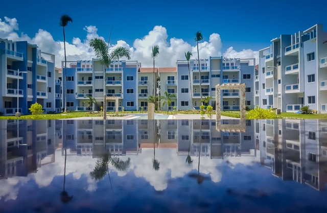 Penthouse Condo/Private roof deck. Steps to the Beach! -WiFi and Cable TV