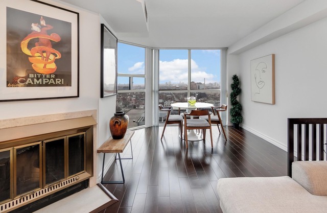 Penthouse in heart of King West | Free Parking!