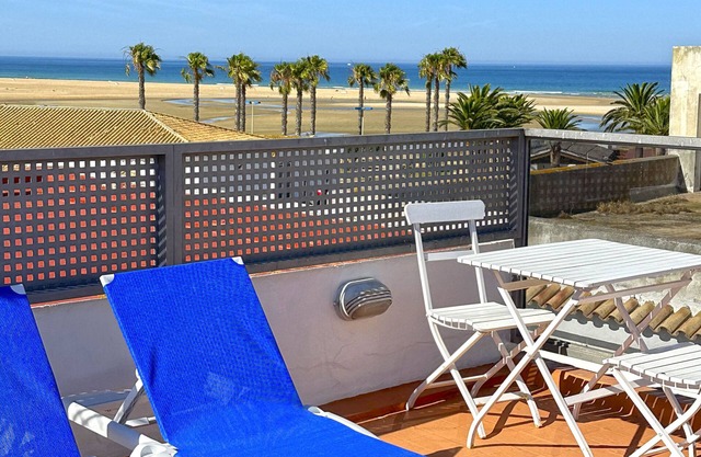 Penthouse with large terrace and solarium with sea views, beach 150m.
