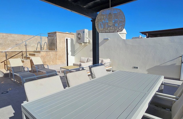 Penthouse with private pool, on the beach, WIFI