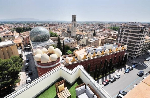 Penthouse with Private Terrace in Front of the Dalí Museum!