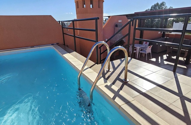 Penthouse with private pool on the roof, sea views, 65m from the beach, WiFi