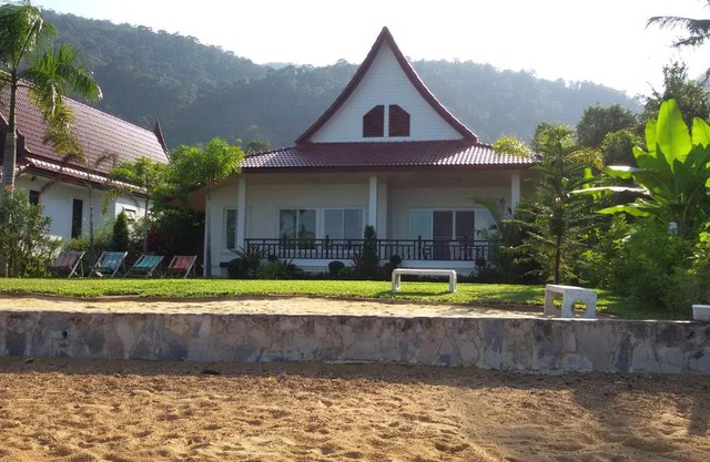 Peony Villa, 3 Bedroom Beachfront Pool Villa