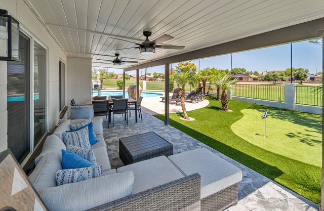 Peoria Oasis on Golf Course: Pool & Putting Green!