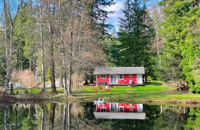 Perch - Ruby Lodge: Cozy Cabin w/Hot Tub & King bed | Pet Friendly