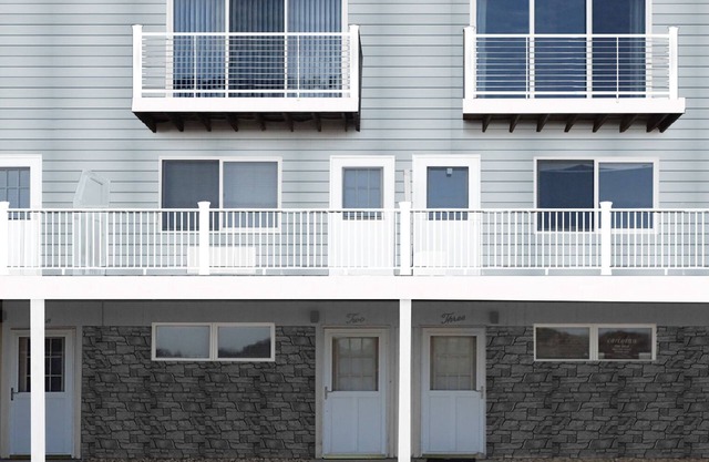 PERFECT, BEAUTIFULLY NEWLY DESIGNED 1,000 FT. MONTAUK OCEANFRT 3-LEVEL TOWNHOUSE