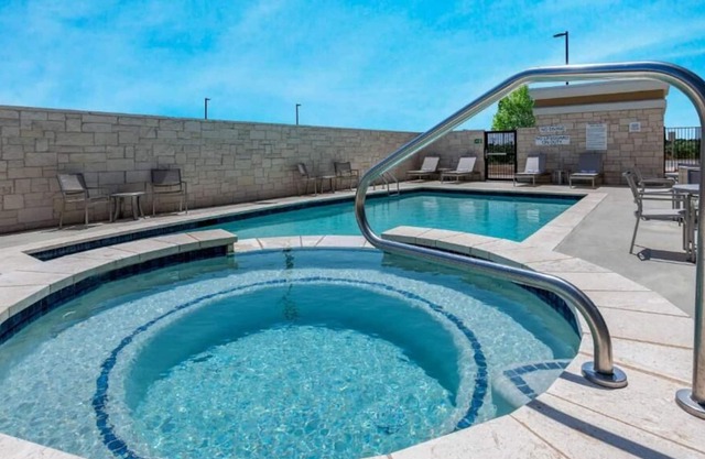 Perfect Escape! 2 Relaxing Units, Outdoor Pool! Near San Angelo State Park