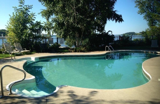 Perfect Family Getaway: Lakeside Cottages with Pool Access & Outdoor Adventures