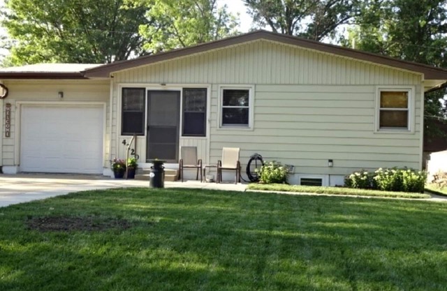 Perfect Family Vacation Home Or Cozy Getaway Located in South Omaha