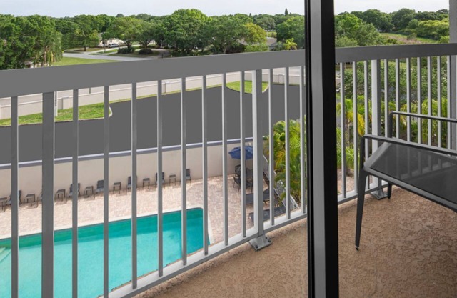 Perfect for Families! 4 Queen Rooms with Wi-Fi, Gym Access & Outdoor Pool!