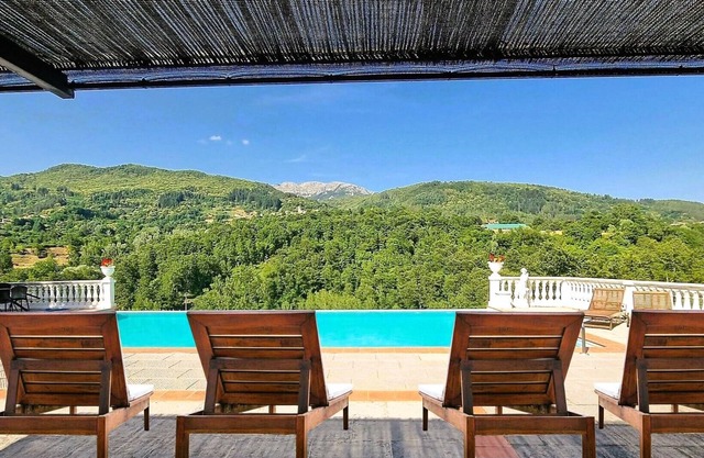 Perfect for groups! Covered outdoor kitchen, Private pool. Close restaurant