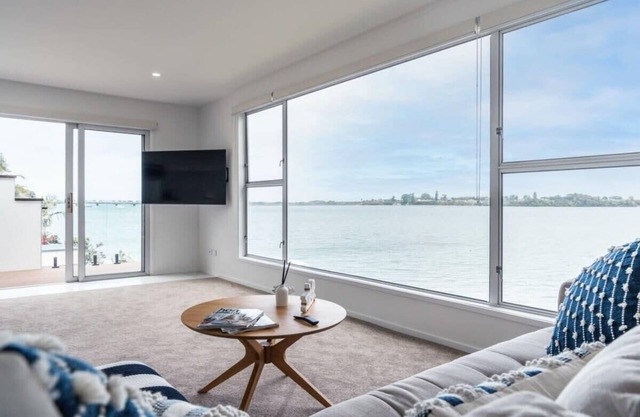 Perfect for Large Groups: Waterfront Getaway with Private Beach