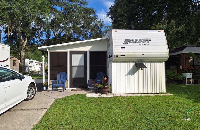 Perfect for nurses! Cozy Rv with Florida Room near Tampa, 45 mins from Disney!