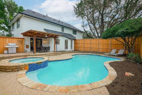 Perfect Getaway Home w 5 Bedrooms & Backyard Oasis