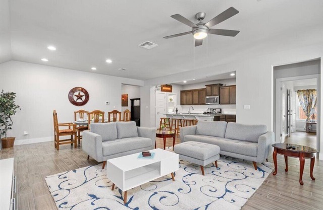 Perfect house for vacation or work w/Patio, Yard & Parking! 5 min from Kalahari!