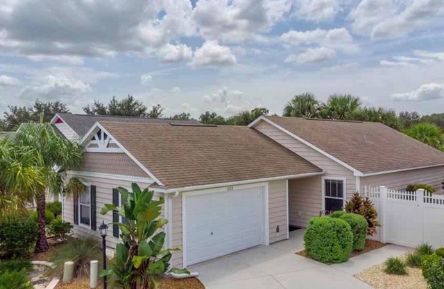 Perfect Location 2/2 Villa in Creekside Landing walking distance to Lake Sumter