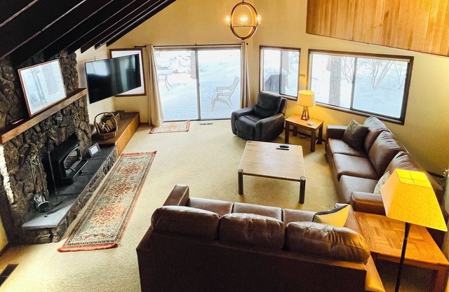 Perfect Sunriver getaway! 2 bed, 2 bath near Village.