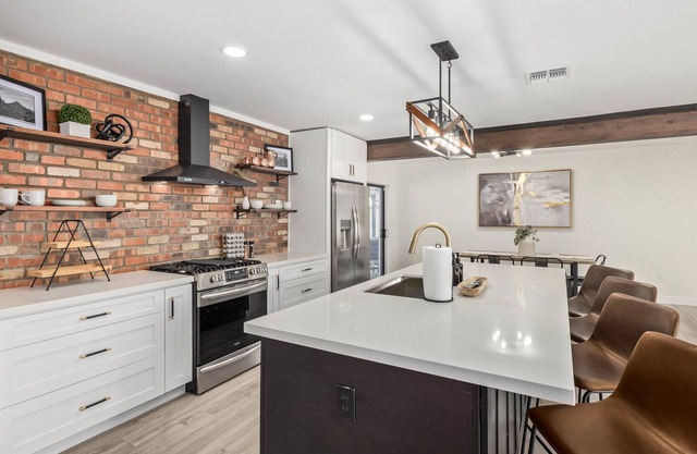 Perfect Super Bowl and PGA home! Centrally located