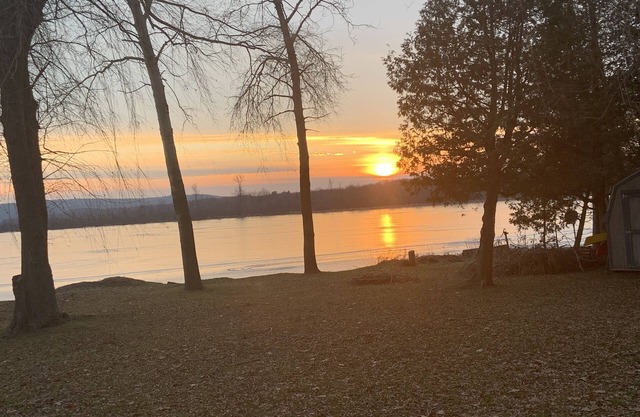 Perfect up north getaway. Beach front on all sport lake. Fishing winter and summer. Close to many hiking trails breweries wineries, and Lake Michigan.