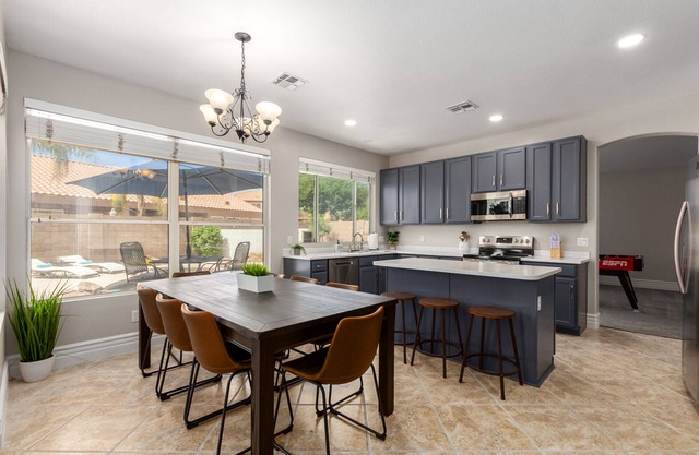 Perfect winter getaway home {Heated POOL, SPA, BBQ, PUTTING GREEN}