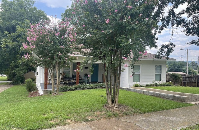 Perfectly located cottage in the heart of town! Walk to everything!