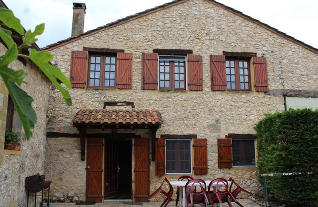 Périgord cottage with shared pool, fireplace and pets allowed near Bergerac