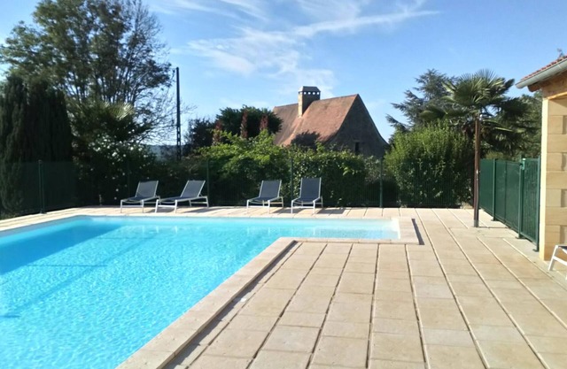 Périgord house with pool, fireplace, Wifi, parking, pets allowed