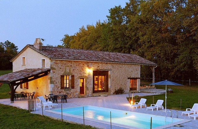 Périgord house with private swimming pool in the middle of unspoiled nature.