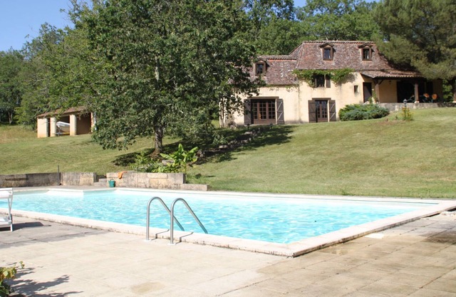 Périgourdine house with swimming pool and private pond