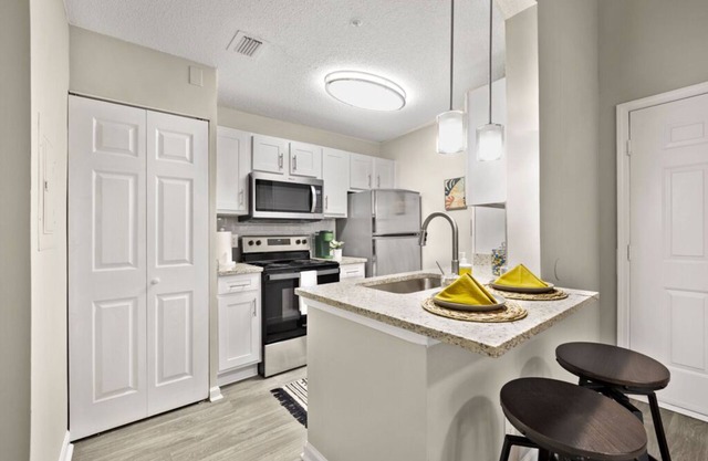 PERIMETER PARADISE*FREE PARKING+POOL+BALCONY