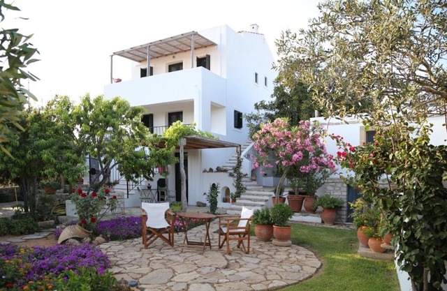 Perlegiannika Houses