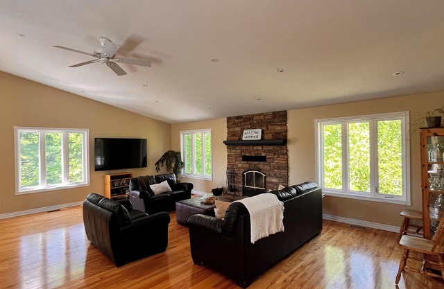 Perth 5 BR Lakehouse Retreat!