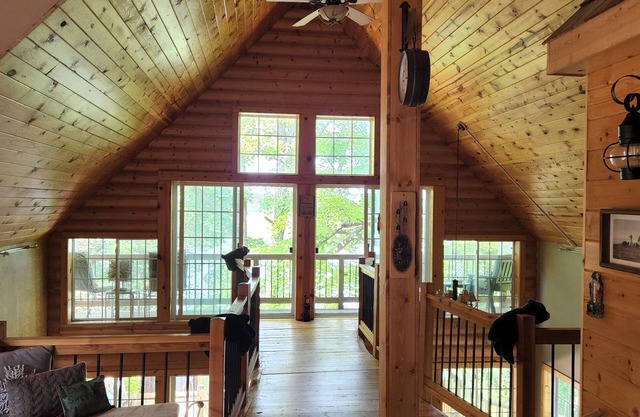 Pet and family friendly, Private lake, with private sandy beach. Five bedroom.