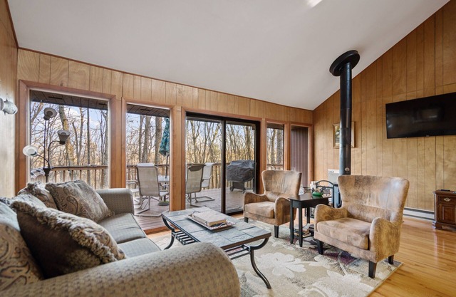 Pet/Family Friendly, Hot Tub, Fireplace, Game Room