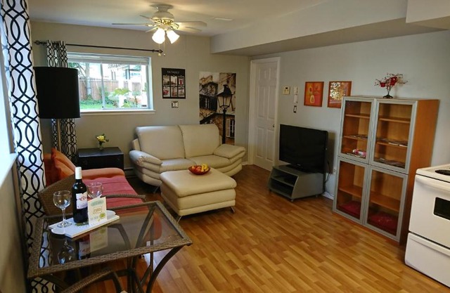 PET Friendly 1 Bedroom Suite 20 Minutes From Downtown