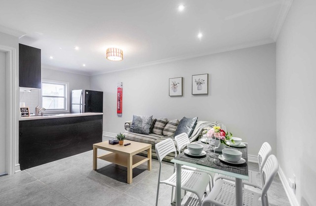 Pet-Friendly 3BR Apartment - Ossington Ave!