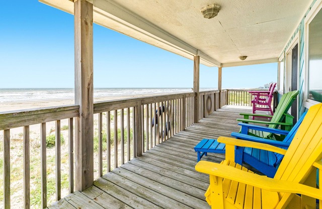 Pet Friendly Beachfront Home inlc. Patio w/Tiki Bar & Great Gulf Views
