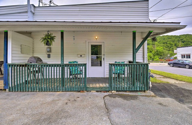 Pet-Friendly Bluefield Apartment w/Porch!