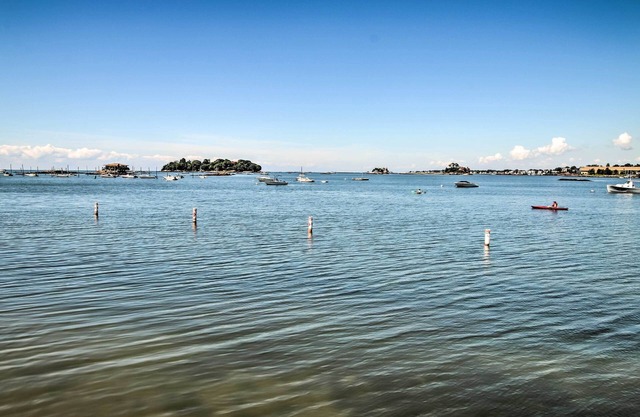 Pet-Friendly Branford Apt - 10 Min Walk to Beach!