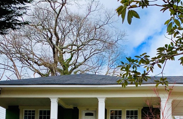 Pet Friendly, Charming 1930’s Ranch-Style Home, Minutes From Downtown Atlanta