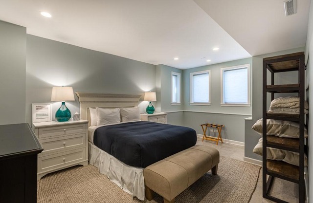 PET FRIENDLY! Charming and Cozy - Close to DePaul and Public Transit apts